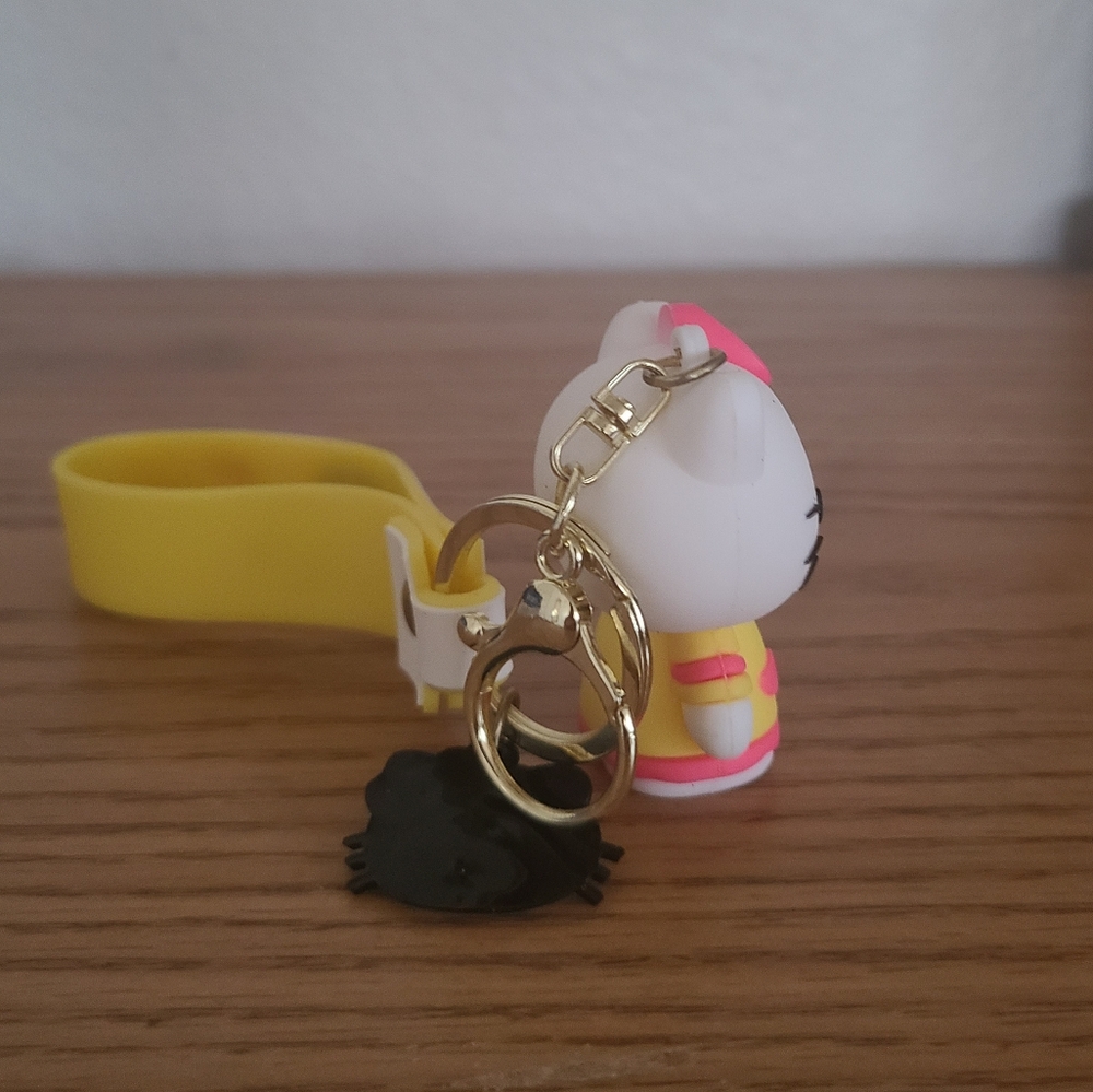 Hello Kitty Keychain - Picture 3 of 13
